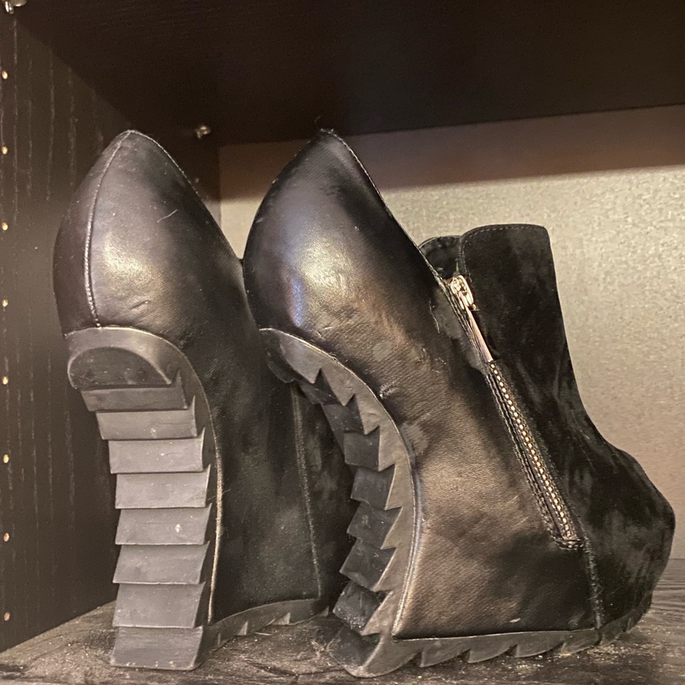 Heelless Black Velvet Faux Leather Wedge Booties - Picture 11 of 13